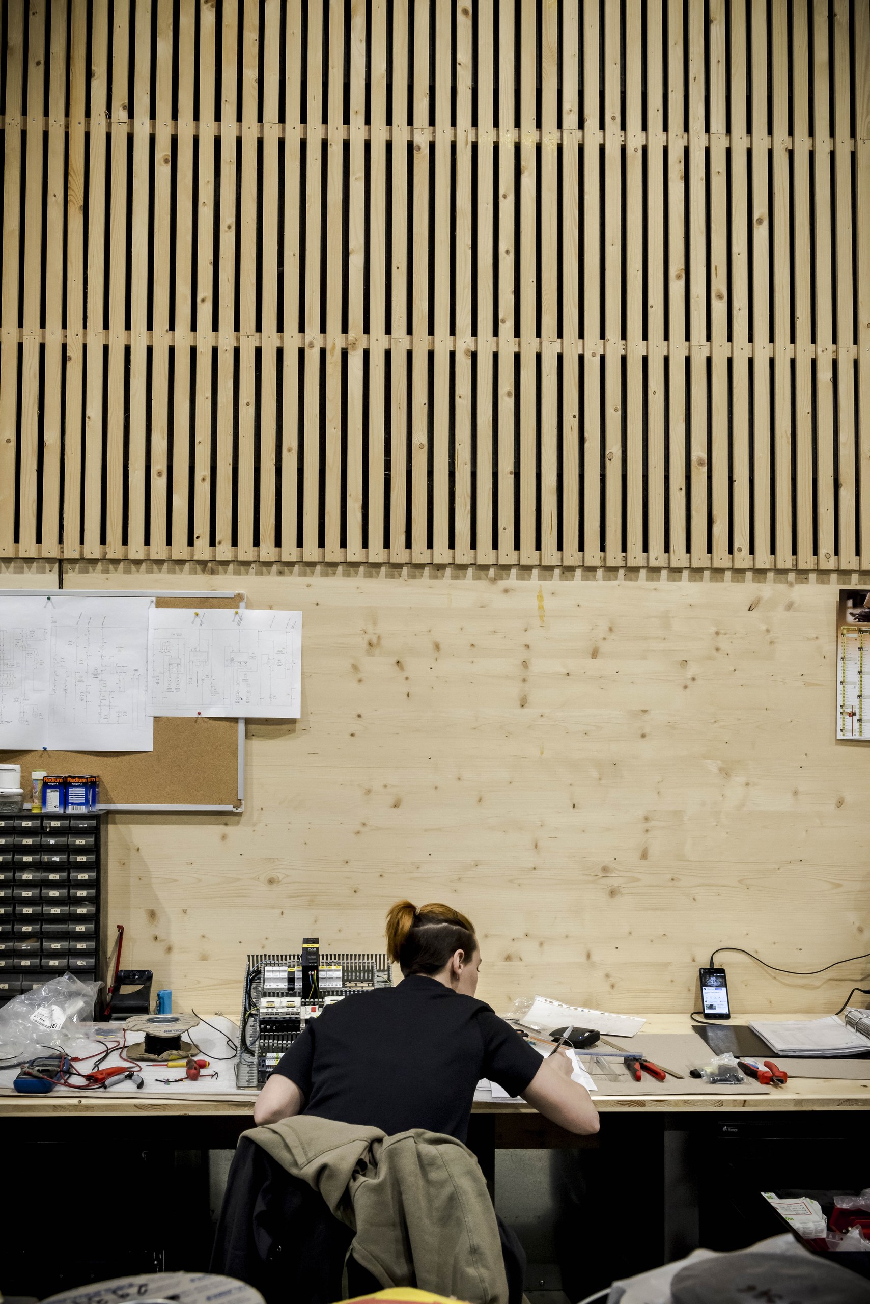 Bureaux et ateliers AEREM : luminosité naturelle et patios au cœur de l'usine