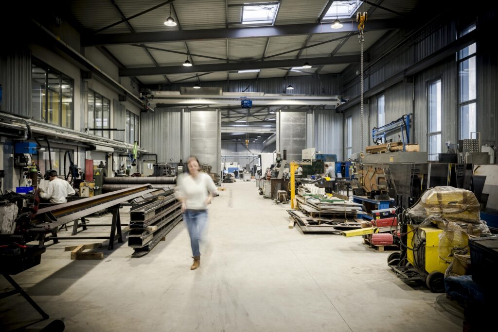 RE2020 et bâtiment industriel : ce qui change au 1er mai 2026