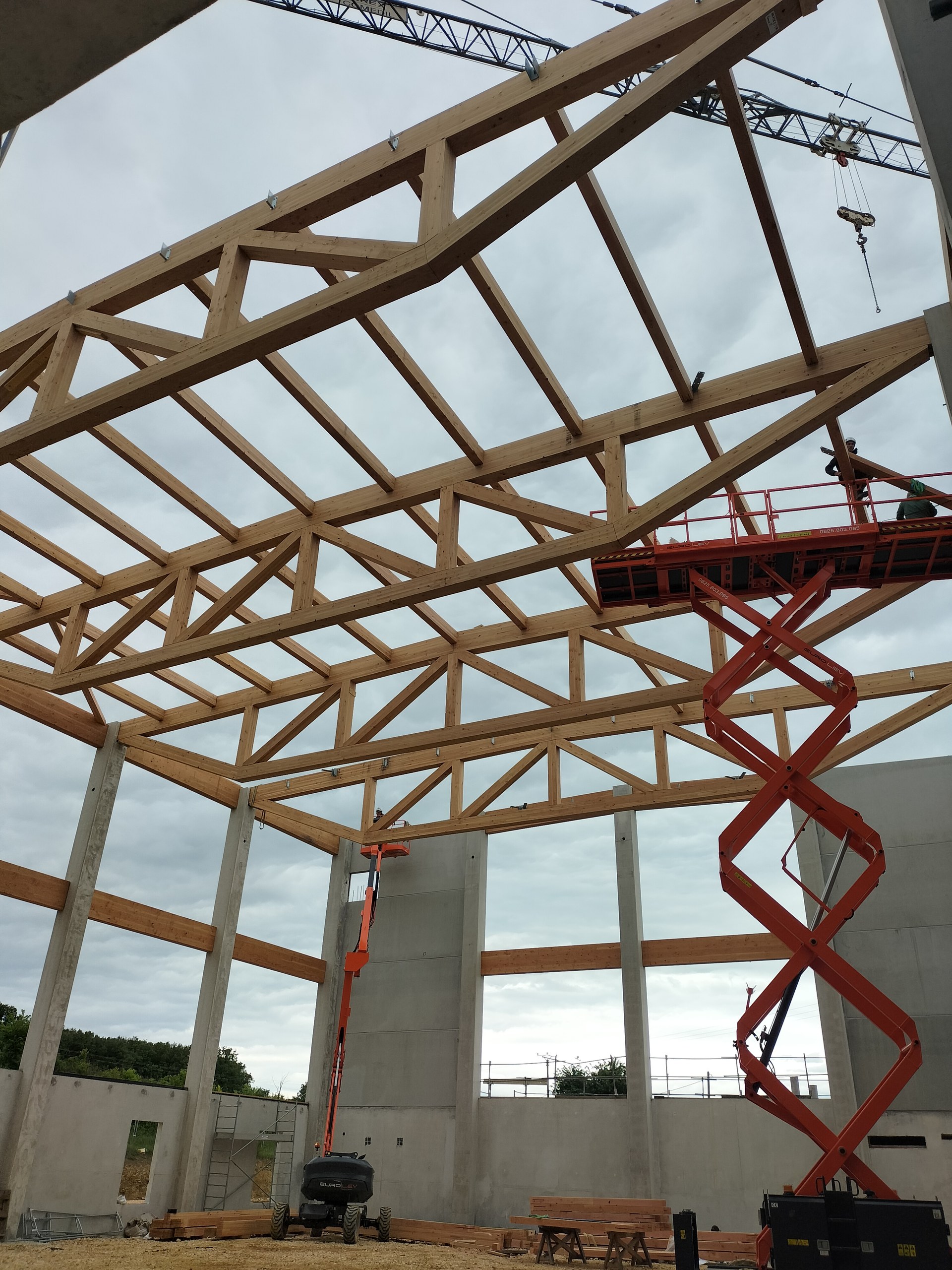 Enduit en terre crue prélevée sur le site : finition intérieure biosourcée du bâtiment Arcadie