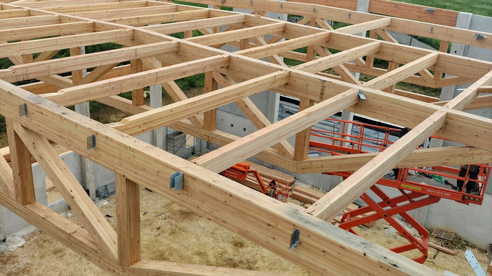 Site de production Arcadie à Alès, structure bois-paille et terre crue mis en œuvre par Groupe Seuil
